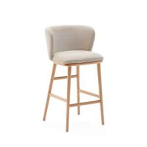 KAVE HOME Ciselia barstol, m. ryglæn og fodstøtte - beige chenille og natur asketræ (H:65cm)